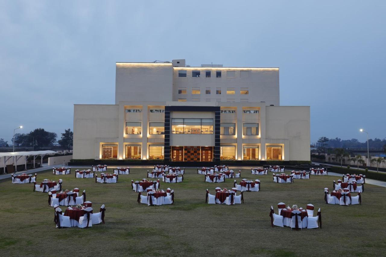 Viraj Sarovar Portico Джамму Екстер'єр фото